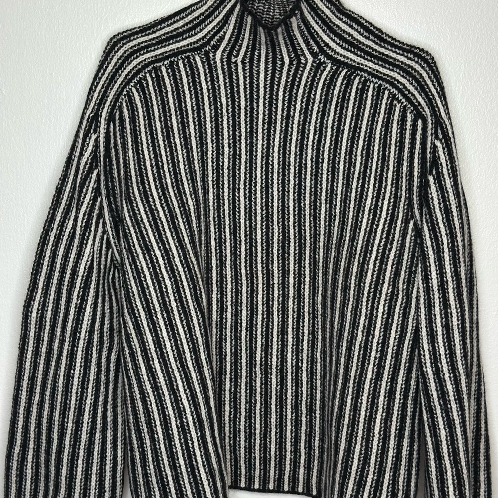 100% WOOL Turtleneck Sweater in Black and White